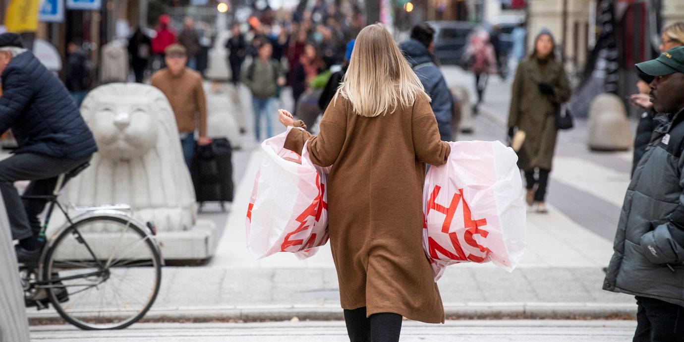 Kvinna bär kassar på shoppingstråket på Drottninggatan i Stockholm. Illustrationsbild.