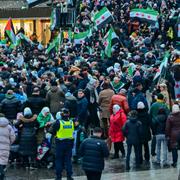 Syrier firar regimens fall på Sergels torg i Stockholm. 