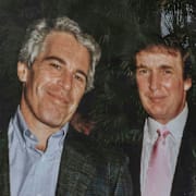 En aktivist sätter upp en gammal bild på Jeffrey Epstein och Donald Trump. 