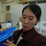 En valarbetare i en vallokal i centrala Myanmar på söndagen.