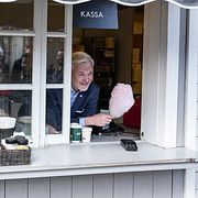 Socialdemokraternas partiledare Magdalena Andersson under ett besök på Liseberg. Till höger syns Jonas Attenius (S), som är kommunstyrelsens ordförande.