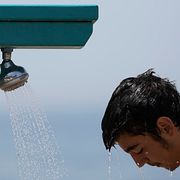 En man svalkar sig under värmeböljan i Grekland för några år sedan.