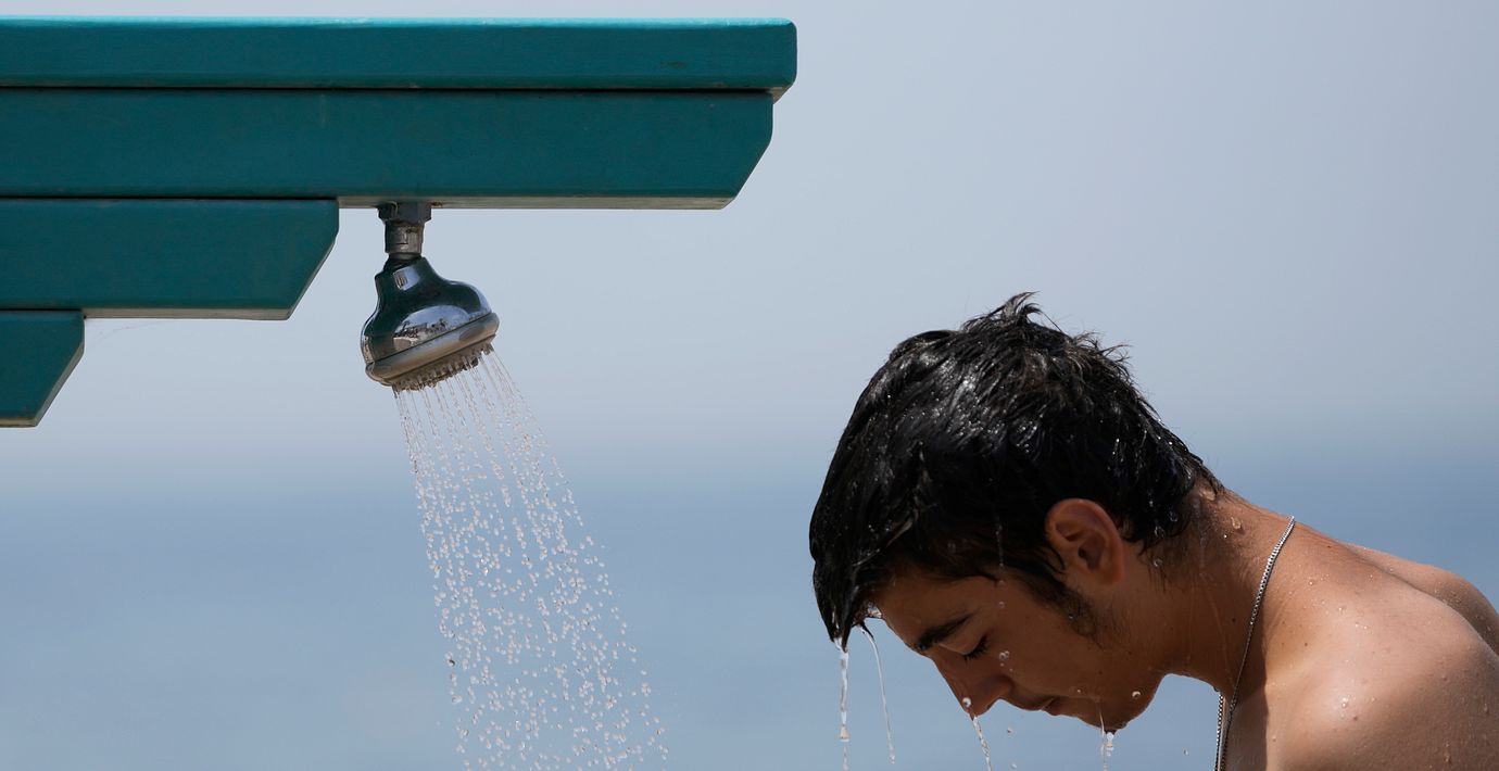 En man svalkar sig under värmeböljan i Grekland för några år sedan.