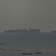 Fartyg på väg till Hormuzsundet. Bilden är tagen den 27 mars.