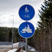 Skylt för skotertrafik. Arkivbild.