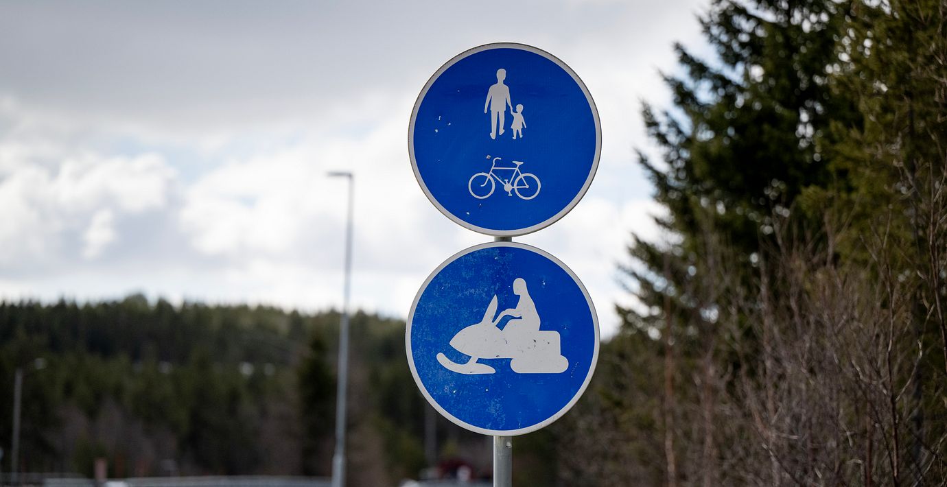 Skylt för skotertrafik. Arkivbild.