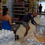 Invånare i Kingston handlar varor inför orkanens ankomst, 26 oktober.