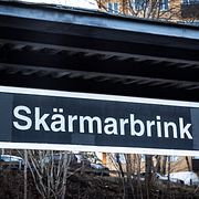 Mannen hittades i närheten av Skärmarbrink tunnelbanestation.