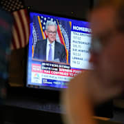 Trader med Fed-chefen Powell på skärmen.