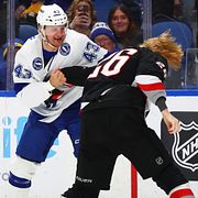 Dahlin i slagsmål med Tampas Darren Raddysh.