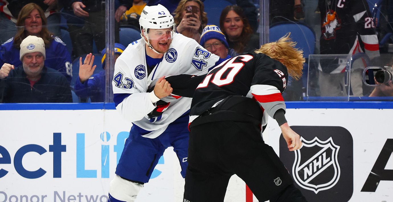 Dahlin i slagsmål med Tampas Darren Raddysh.