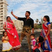 Arkivbild: Indisk familj tar selfie