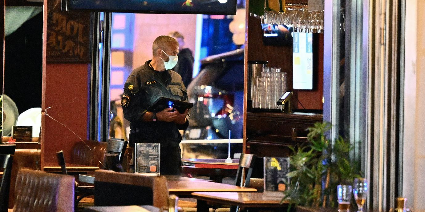 Polisen och Nationella bombskyddet har spärrat av delar av Södermalm.