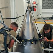 Två amerikanska soldater arbetar på en robot av typen Minuteman III, som kan bestyckas med kärnvapen. Arkivbild från 2023.