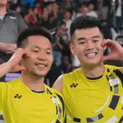 Badmintonspelarna från Taiwan, Lee Yang och Wang Chi-Lin, firar efter OS-guldet samt en bild på supportrar som visar sitt stöd för Taiwan. 