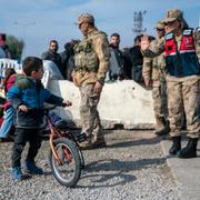 En syrisk flykting som återvänder till Syrien vid en turkisk gränsstation.