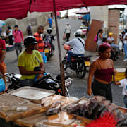 Människor i Venezuelas huvudstad Caracas på onsdagen.