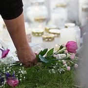 Fagerstabor lämnar blommor och ljus utanför Brinellskolan.