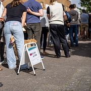 
En hund i kön av röstande kommuninvånare i Lomma då de röstar i Bjärehovhallen i Bjärred på valdagen den 13:e september 2026.