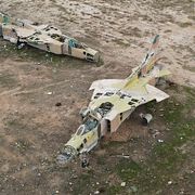 Kvarlämnade flygplan på militärflygplatsen Abu Duhur i december 2024.