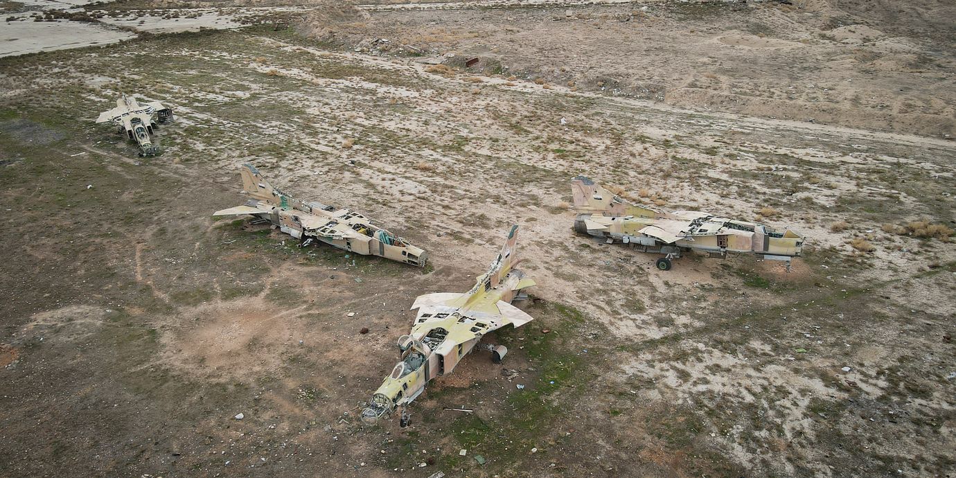 Kvarlämnade flygplan på militärflygplatsen Abu Duhur i december 2024.