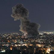 Rök stiger från Beiruts södra förorter efter en israelisk attack.