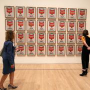 Andy Warhols tavla ”Campbell's Soup Cans”. Bilden är tagen vid ett annat tillfälle, kvinnorna på bild är inte aktivisterna som limmade fast sig.