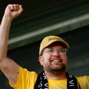 Jimmie Åkesson jublar när Mjällby gör 1–0 mot Gais den 25 augusti.
