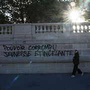 Grafitti i centrala Paris med texten: ”Korrupt makt, gnistrande ungdom”.