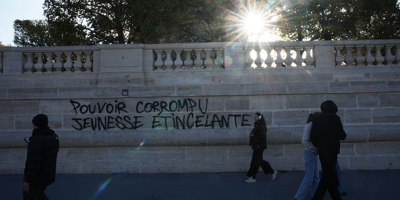 Grafitti i centrala Paris med texten: ”Korrupt makt, gnistrande ungdom”.