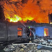 Bilden togs under natten mot lrdag, innan vapenvilan formellt trätt i kraft, och visar ett bostadshus som träffats av en rysk drönarattack.