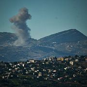 Rök stiger efter en israelisk attack i södra Libanon under fredagen.