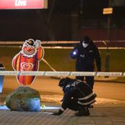 Polisens kriminaltekniker på plats natten till måndagen efter att en man har hittats skjuten vid Per Albin Hanssons väg i Malmö.