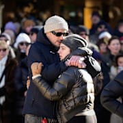 Bild från söndagens sorgemarsch genom alpbyn.