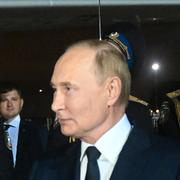 Rysslands president Vladimir Putin hälsar på torpeden Vadim Krasikov som släpptes från Tyskland i fångutväxlingen. 