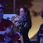 En kvinna håller om sitt barn. 