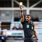 Domaren Fredrik Oppong under match i superettan. 