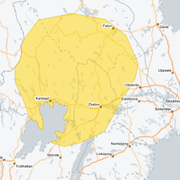 Bilar i snöfall. Arkivbild. Skärmdump av SMHI:s varning. 