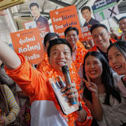 Natthaphong Ruengpanyawut tar selfies med anhängare inför valet.