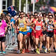 Perseus Karlström går 20 km under friidrotts-VM i London i går.