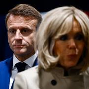 Emmanuel Macron och frun Brigitte Macron i en vallokal på söndagen. 