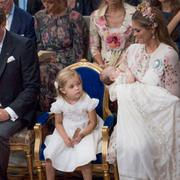 Christopher O'Neill och prinsessan Madeleine med Nicholas och Leonore under dopgudstjänsten för prinsessan Adrienne Josephine Alice.