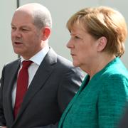 Angela Merkel och SPD:s ställföreträdande partiordförande Olaf Scholz.  