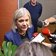 Socialdemokraternas partiledare intervjuas av media efter mötet mellan Socialdemokraterna, Centerpartiet, Miljöpartiet och Vänsterpartiet på Högberga gård på Lidingö.