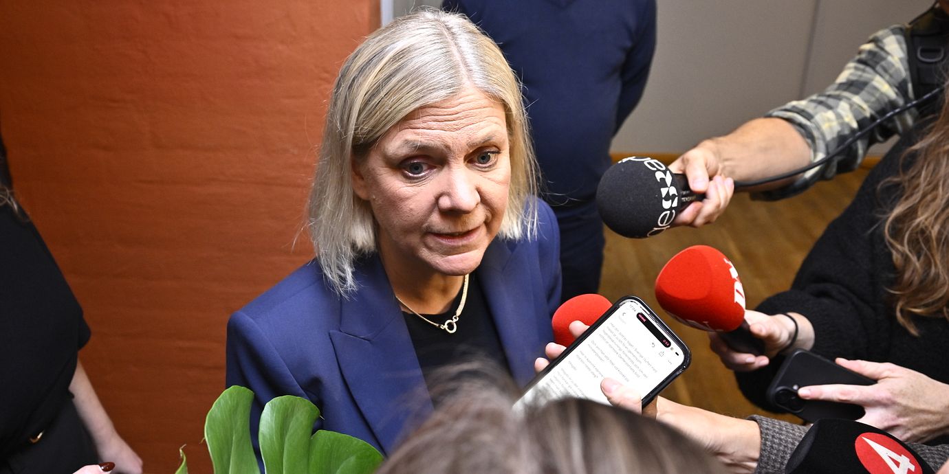 Socialdemokraternas partiledare intervjuas av media efter mötet mellan Socialdemokraterna, Centerpartiet, Miljöpartiet och Vänsterpartiet på Högberga gård på Lidingö.