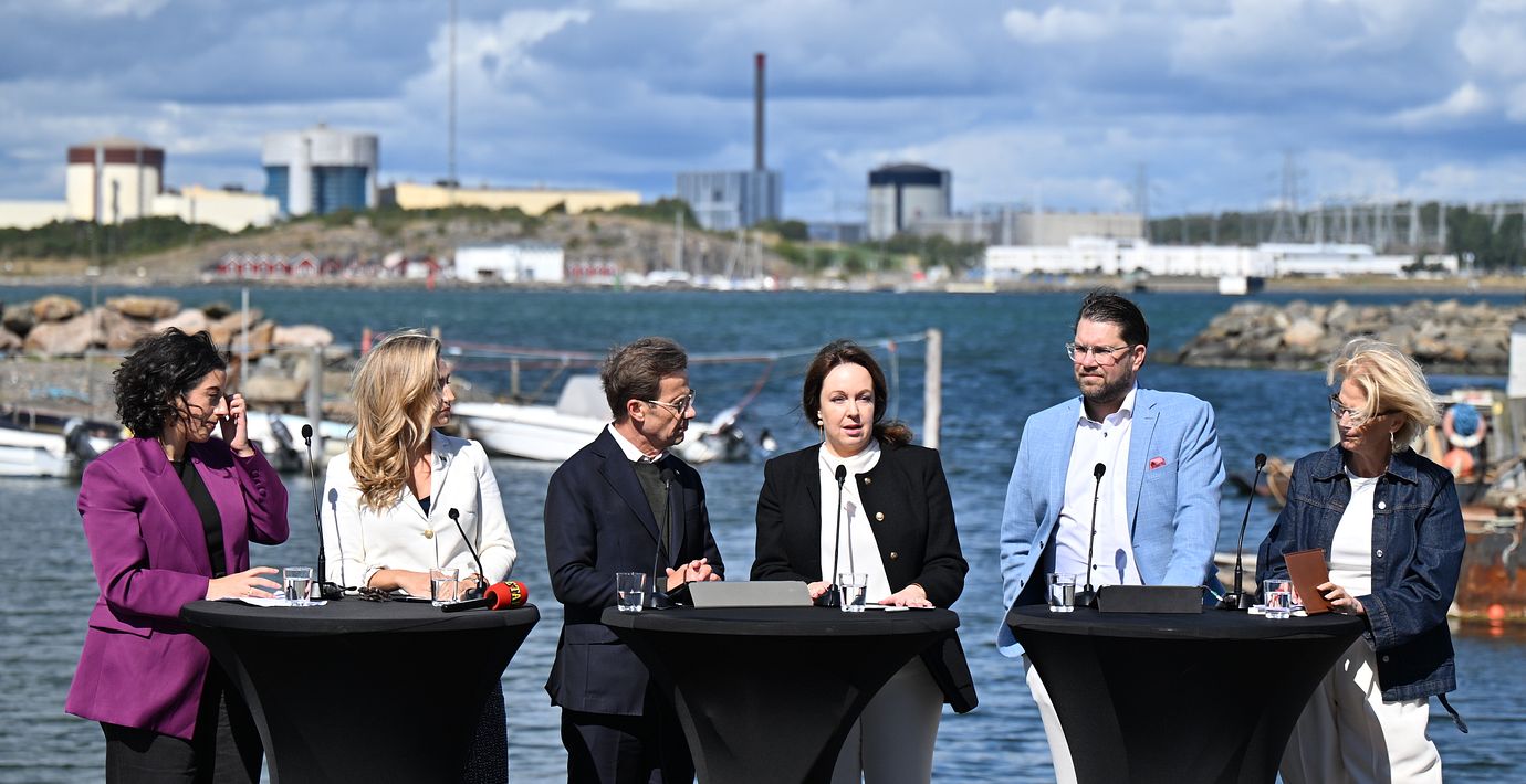 Tidöpartierna håller en pressträff vid Ringhals kärnkraftverk i augusti.