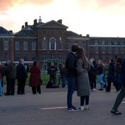 Människor har samlats utanför Kensington Palace i London där Kate och William bor. 