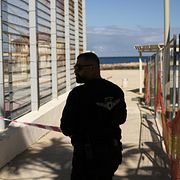 En polis blockerar ingången till en strand vid Haifabukten i norra Israel efter larm om iransk motattack.