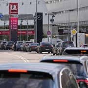 Köer till en bensinstation i Moskva den 30 juni.