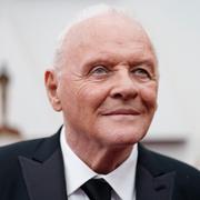 Anthony Hopkins vid Oscarsgalan i Los Angeles 2022. 